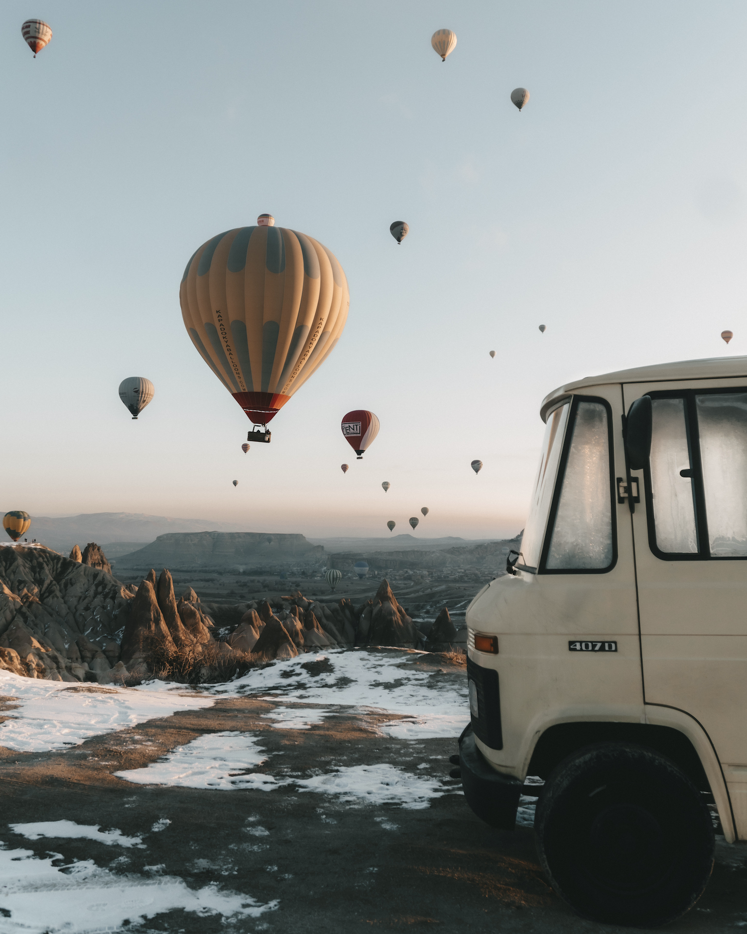 Un nouveau cadre chaque matin avec la Mercedes-Benz 407 D, embarque dans un voyage en van avec La vie nomade.