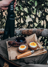 Diese Variante vom Ei schmeckt sowohl warm als auch kalt – vor allem eignet sie sich hervorragend für ein sättigendes Picknick am Pirschweg im Wald, wenn’s bei der Jagd ein bisschen länger dauert oder es Zeit für eine Mittagsrunde ist. Dieses Schottische Eier Rezept ist im Kochbuch Wildküche.