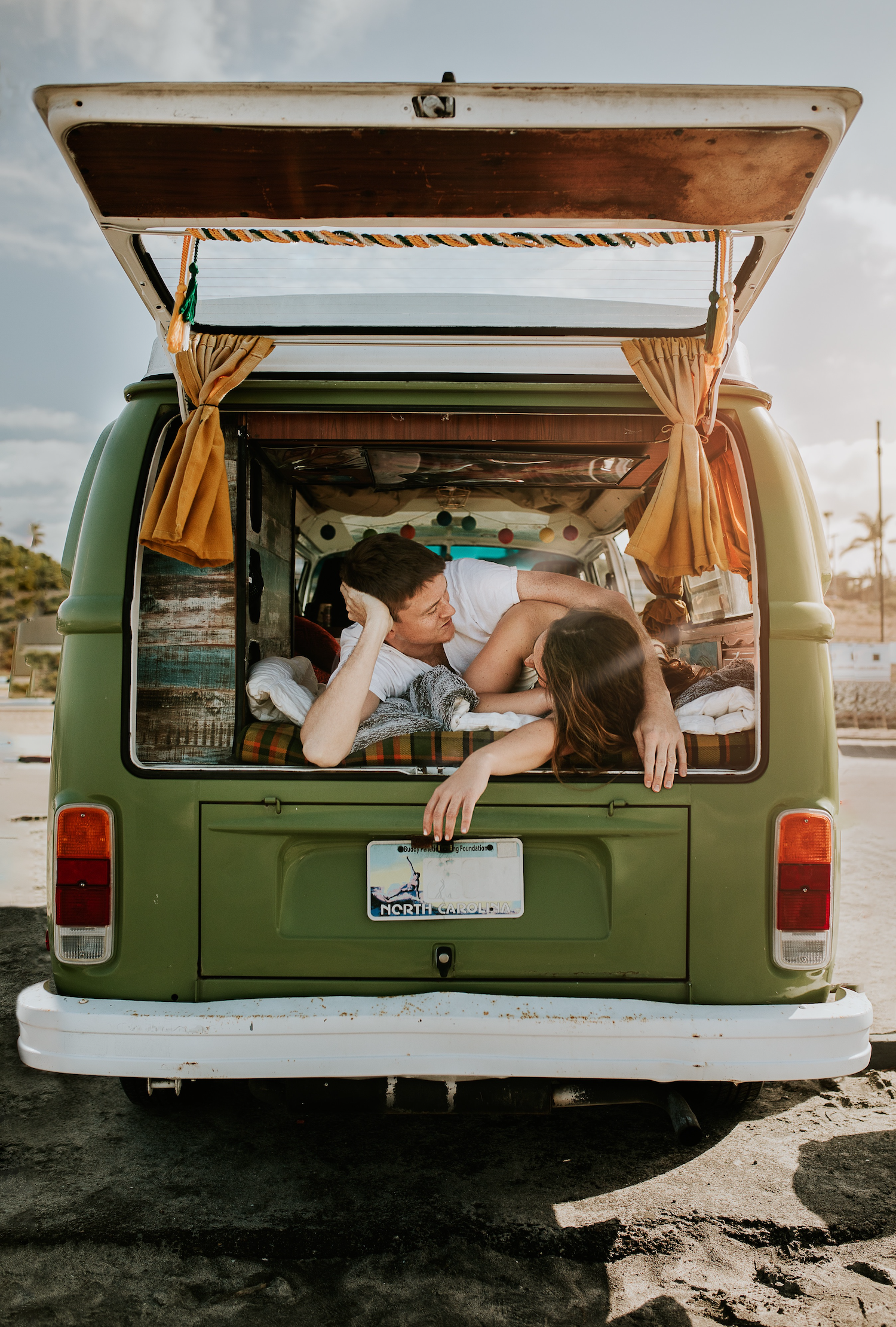 Dieser Camper, eine Zusammenarbeit zwischen Volkswagen und Westfalia, basiert auf dem beliebten VW T2 mit seiner gewölbten durchgehenden Front scheibe und wurde mit mehreren Modellpflegen von Anfang der 1950er-Jahre bis 2003 gebaut. Der als Campingwagen für die ganze Familie ausgelegte Bus war wegen seines hübschen Äußeren, der raffinierten Raumausnutzung.