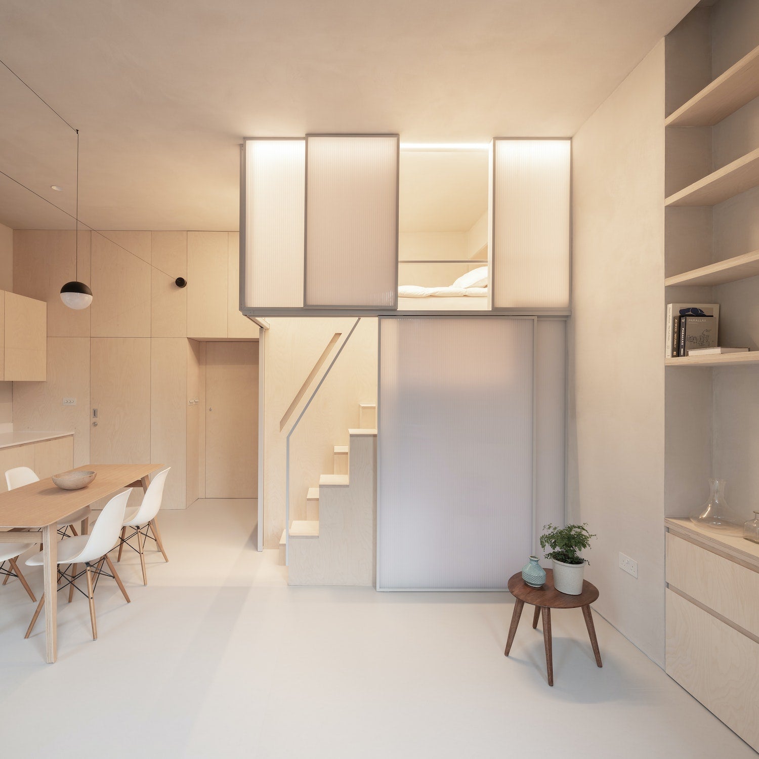 Pour les architectes de Proctor & Shaw, la rénovation d’un appartement exigu de North London fut un passionnant exercice d’innovation et la démonstration qu’en matière d’aménagement tout ne réside pas dans la superficie.