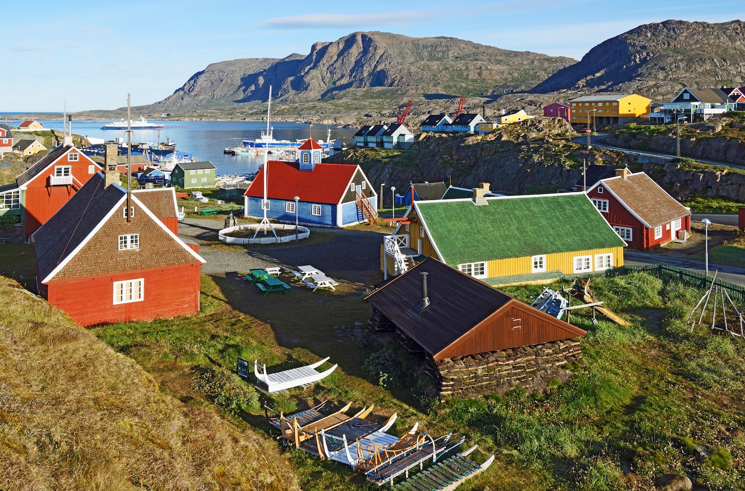 Etwa 80 Prozent Grönlands sind von einem riesigen Eisschild bedeckt. Die übrigen 20 Prozent der Insel, die eigentlich Eisland heißen müsste, beschränken sich auf einen Küstenstreifen, der in den Sommermonaten größtenteils eisfrei ist. Genau hier, entlang von spärlich besiedelten Buchten, Meeresarmen und Fjorden, verläuft der Arctic Circle Trail (ACT), ein legendärer Wanderpfad, der den größten Streifen festen Bodens in Westgrönland erkundet. Entdeckt mehr in Wanderlust Skandinavien, ein Buch von Cam Honan.