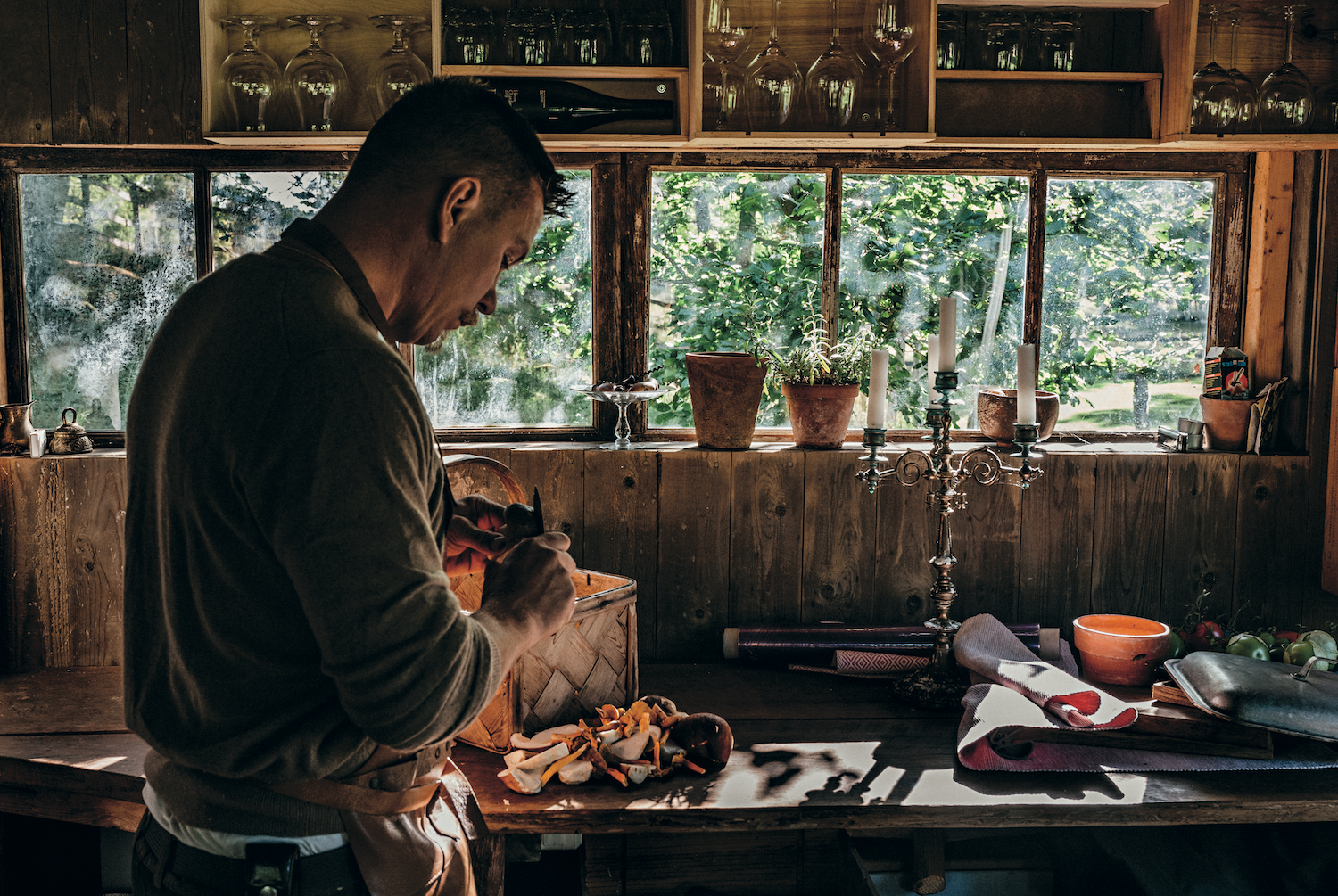 Mikael Einarsson ist Chefkoch der Brasserie Astoria in Stockholm. Wildküche ist sein viertes Buch, das erste mit gestalten.  Hubbe Lemon ist Förster und Jäger in Skebo Herrgård in Schweden. Er fischt und jagt seitdem er 10 Jahre alt war und geht das ganze Jahr über in den Wald. Dies ist sein erstes Buch.