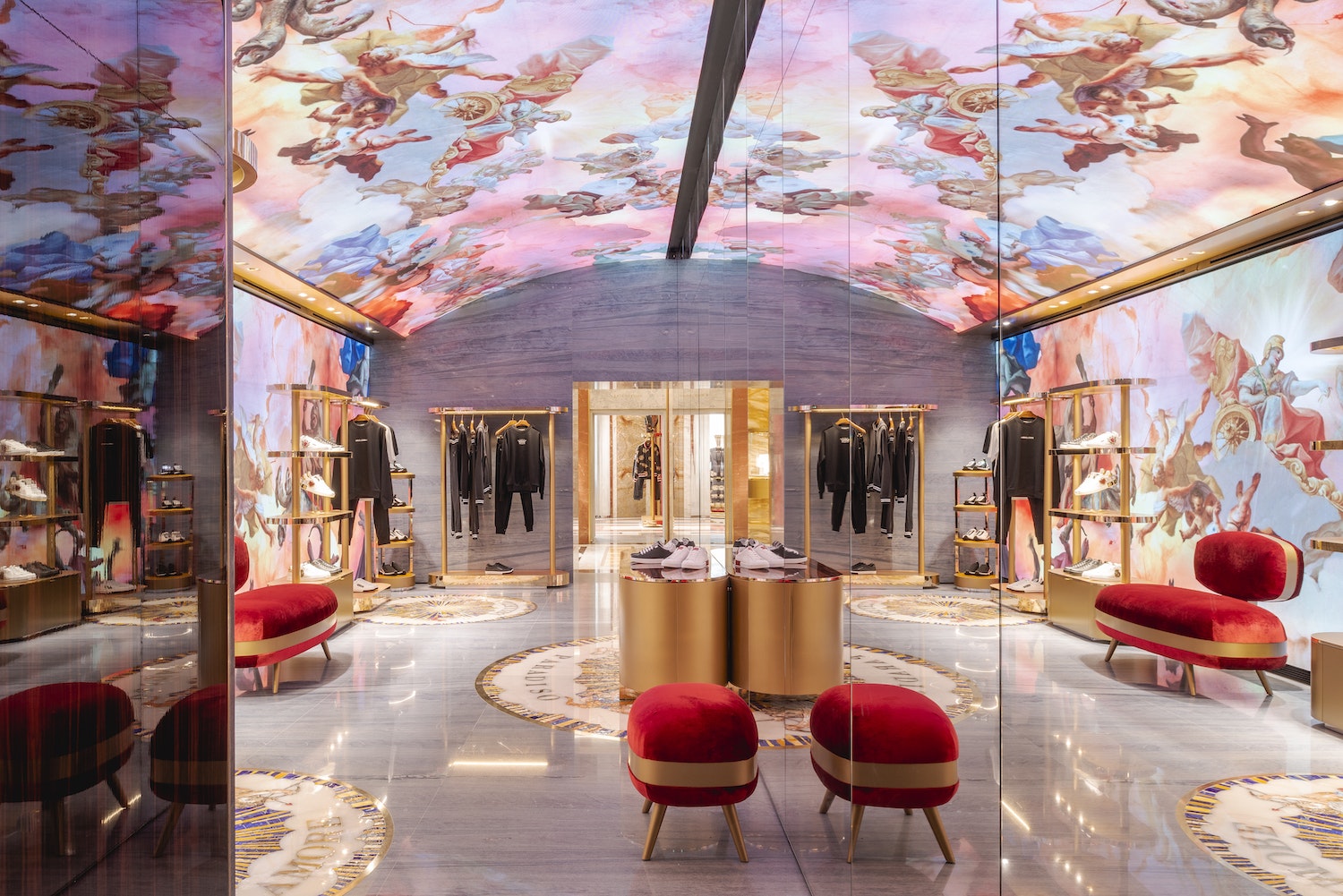 Beim italienischen Fashionlabel Dolce&Gabbana weiß man: Mehr ist mehr! Dieses Mantra übersetzte das in Paris ansässige Architekturbüro Carbondale gelungen in ein schillerndes Interieur. Die Größe der Boutique ist eine optische Illusion, die nach barocker Technik geschaffen wurde.