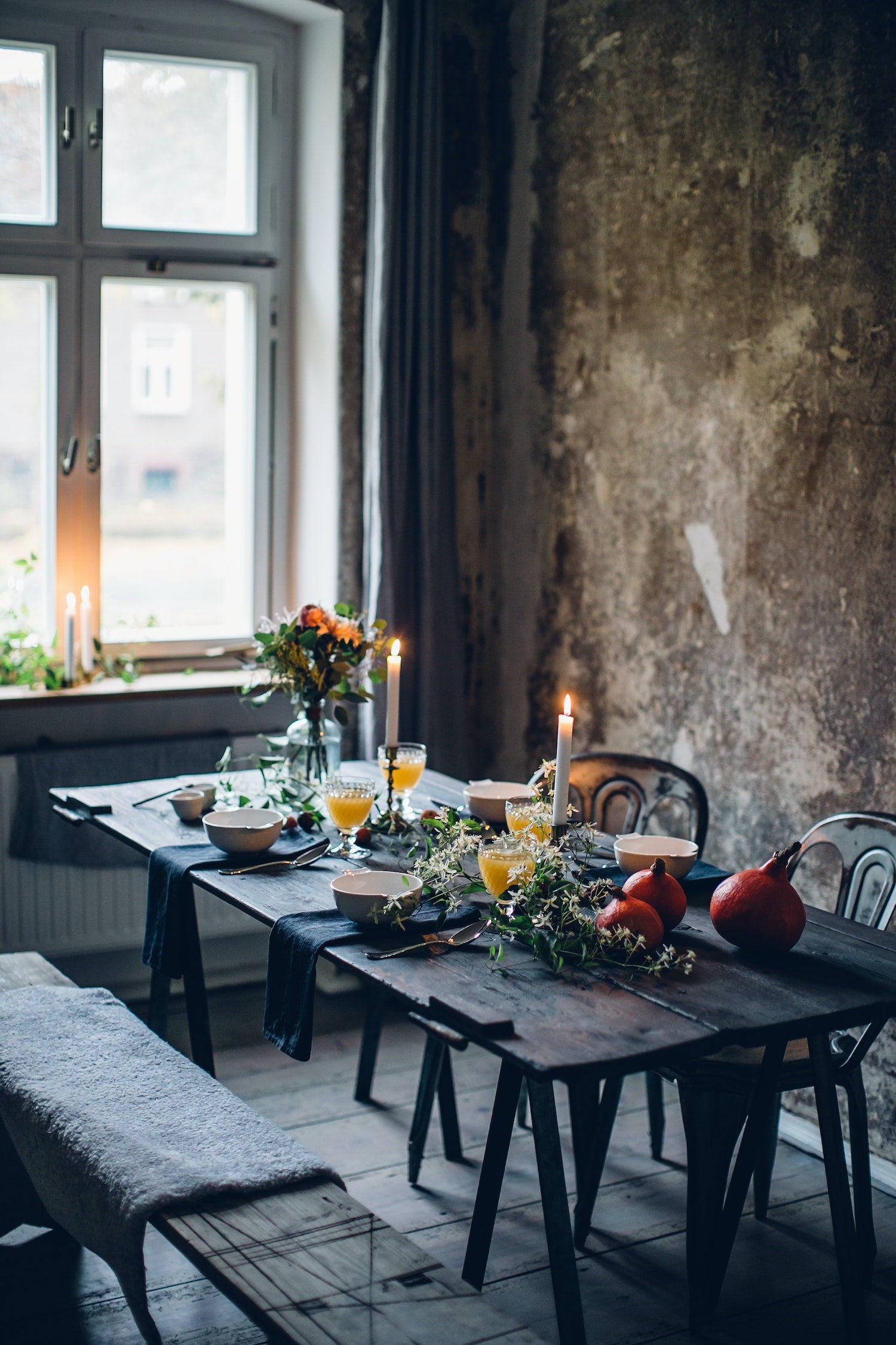 Our Food Stories essen sehr gern und oft zusammen mit ihren Freunden und Nachbarn – im Sommer im Garten unter dem alten Walnussbaum, im Herbst am Lagerfeuer und im Winter drinnen, wenn es draußen kalt und nass ist. In diesem Kochbuch sammelt Our Food Stories vegane und glutenfreie Rezepte.