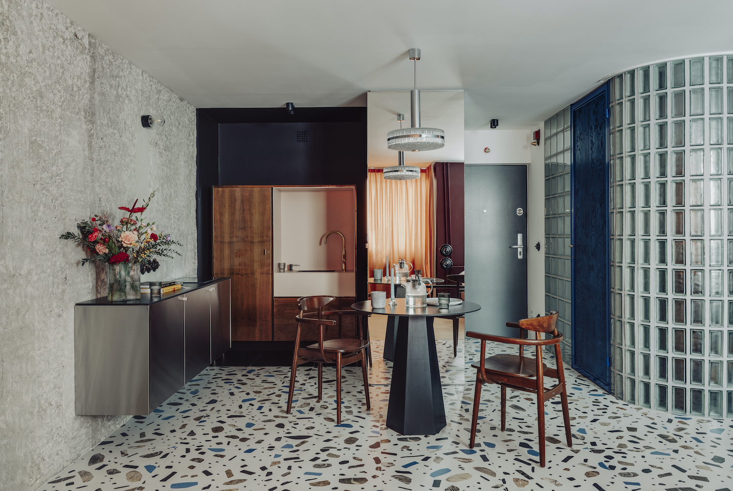 A small apartment in Katowice’s design district was given a facelift by Mistovia to make it an eye-catching addition to the rental market. Perfectly positioned on the 11th floor of a 1970s block in the center of town, with views of the Silesian Museum and the International Congress Center, the apartment AFR Koszutka was redesigned to make it stand out from the preponderance of bland, neutral rental properties on the market.