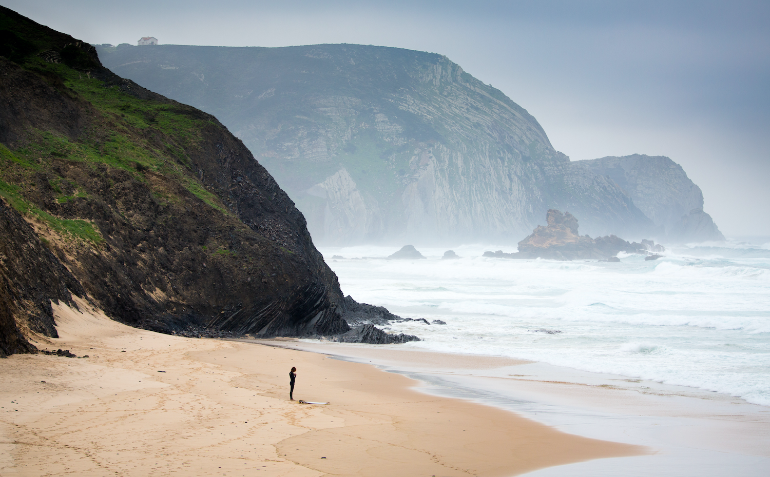 Depuis toujours, on chevauche les vagues en suivant ses impulsions et ses rêves pour trouver les meilleures. Pour le surfeur, l’idéal de la vague parfaite taraude son esprit. C’est une quête sans fin qui rend le surf unique, un rêve sur lequel s’est bâtie une culture. Mais la vague parfaite existe-t-elle ? Et si tel est le cas, souhaitons-nous vraiment la trouver ?