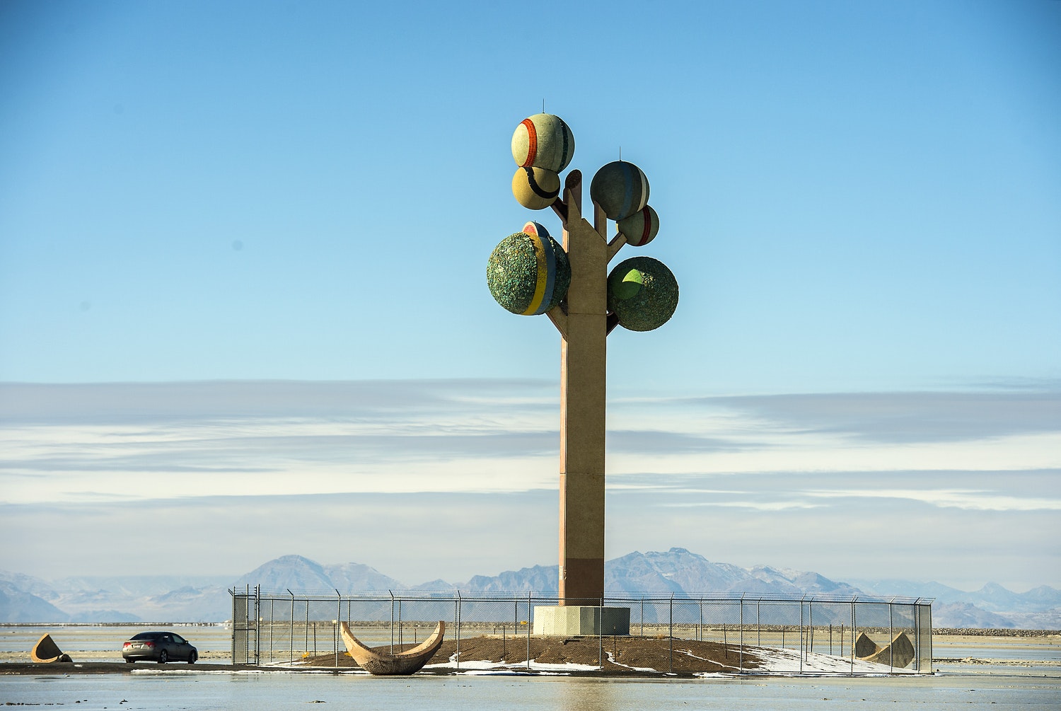 The Tree of Utah by Karl Momem. An artist’s reimagining of a tree adds an unexpected dose of pop art to Utah’s salt flats. Find out more about it in Art Escapes by gestalten.