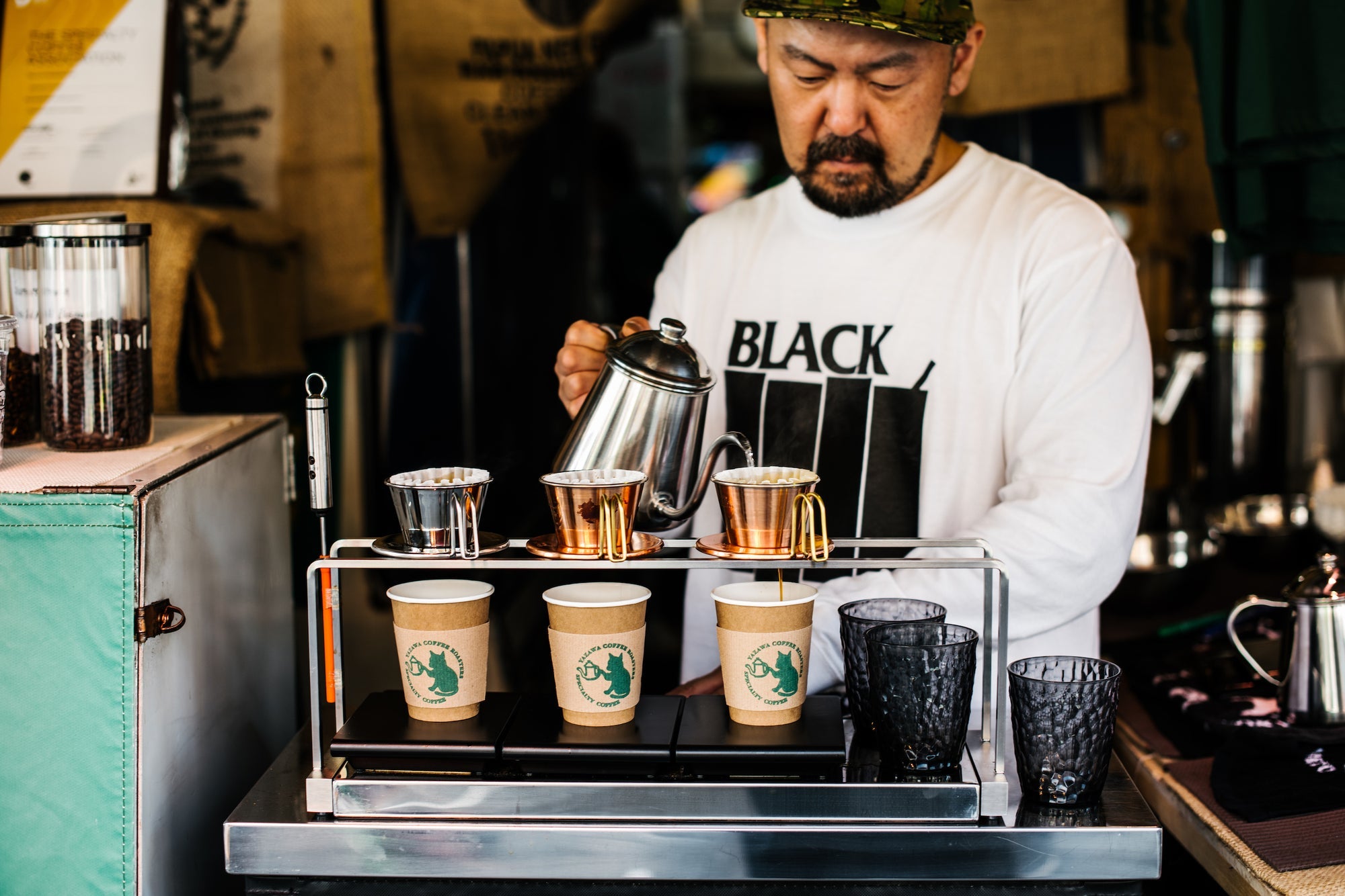Tokio 1888: Das erste kissaten, so heißen traditionelle Kaffeehäuser in Japan, öffnet seine Pforten. Im folgenden Jahrhundert entwickelt sich in den  kissaten eine spezielle Art der Kaffee- zubereitung, und Japan wird für seinen  qualitätvollen Kaffee weltberühmt.