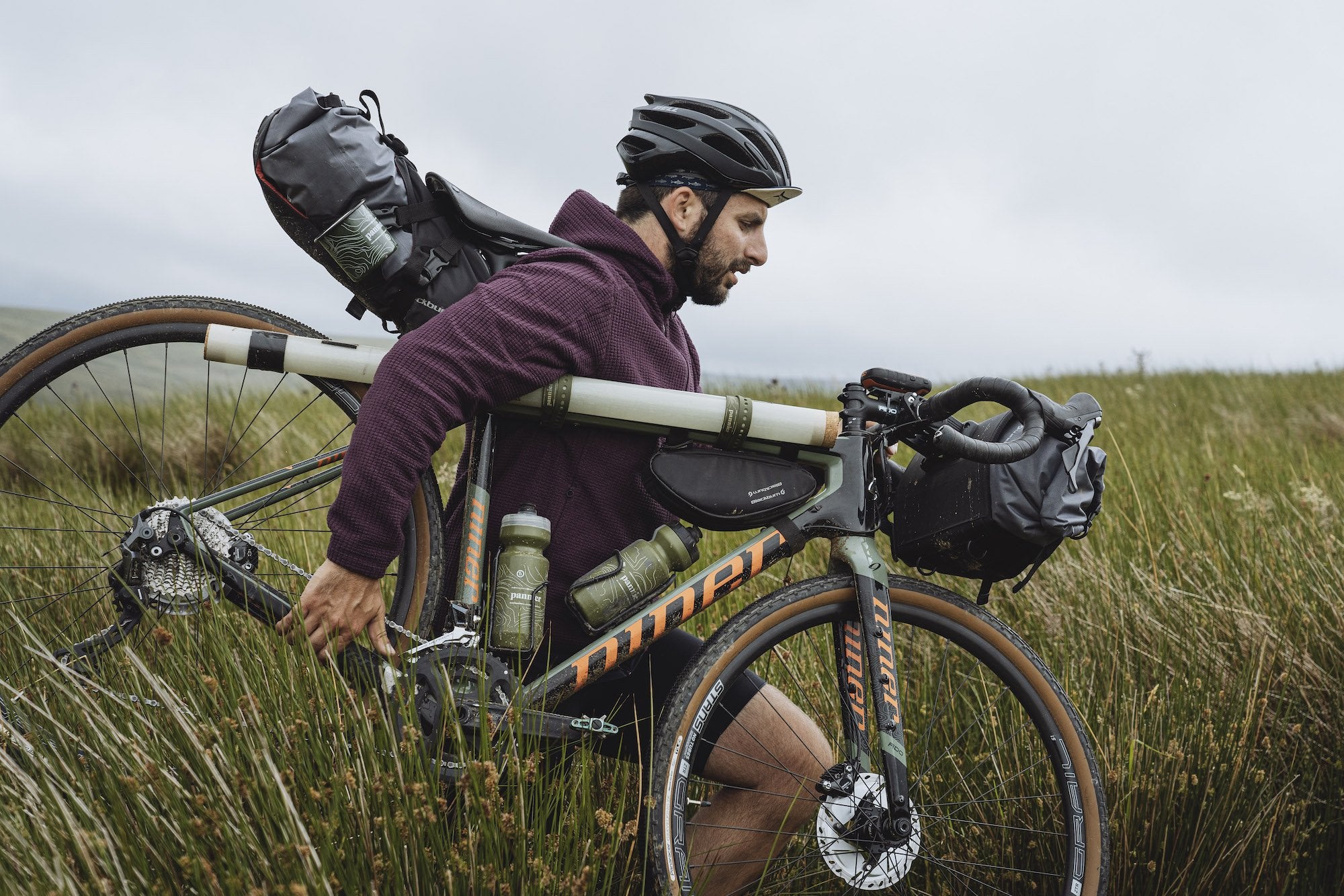 Ein Bikepacking-Trip entlang eines Flusses ist ziemlich vielseitig, denn man kann Rad fahren, schwimmen, trinken, waten,  wandern und angeln