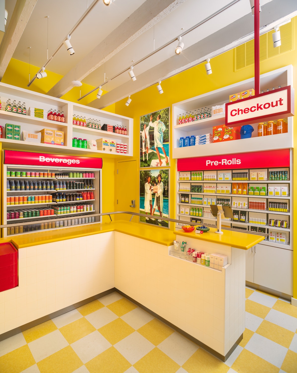 Humor wird auch bei Sip ‘n’ Smoke ganz groß geschrieben. Nicht nur können Kundinnen und Kunden auch hier per fest installiertem Telefon bei einem Partnerrestaurant bestellen, sie werden zudem von einem „Budtender“ zu den verschiedenen Cannabisprodukten beraten. Es sind lustige Einfälle wie diese, die alle Stores von Superette zu gern besuchten Zielen machen.