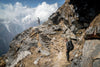 Steinige Stiege vor dem atemberaubender Hochgebirgskulisse auf dem Weg zum südlichen Basislager des Mount Everest. Wanderlust Himalaya zeigt die eindrucksvollste Wege der Region.