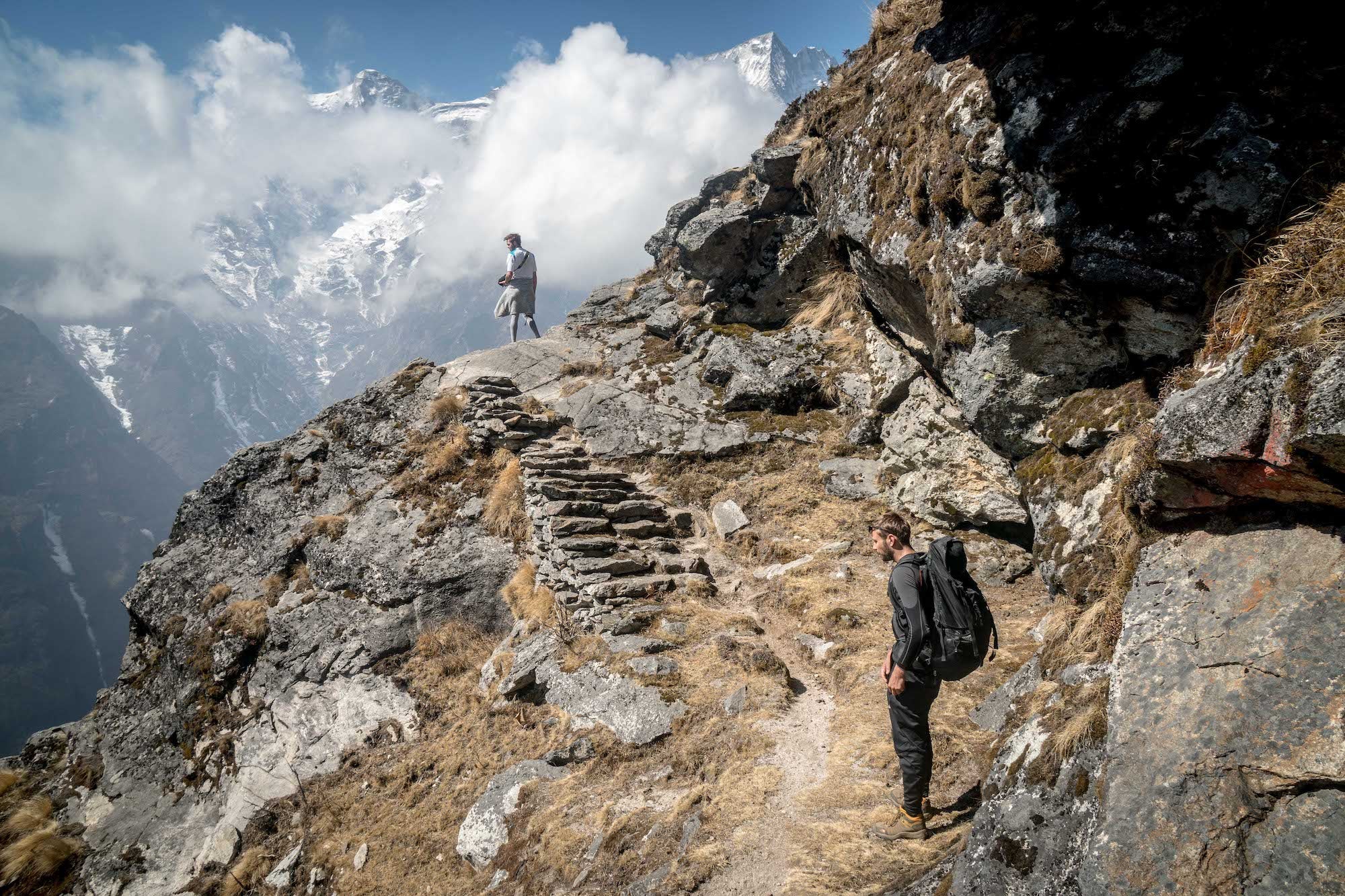 Steinige Stiege vor dem atemberaubender Hochgebirgskulisse auf dem Weg zum südlichen Basislager des Mount Everest. Wanderlust Himalaya zeigt die eindrucksvollste Wege der Region.