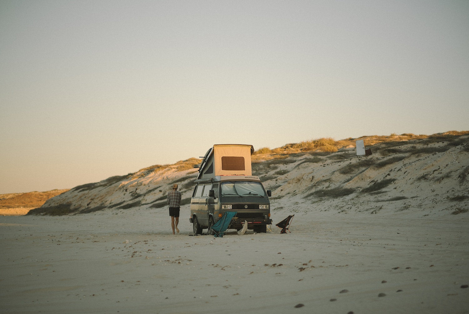 Ein Westfalia Van am Strand in The Getaways ein Buch von gestalten