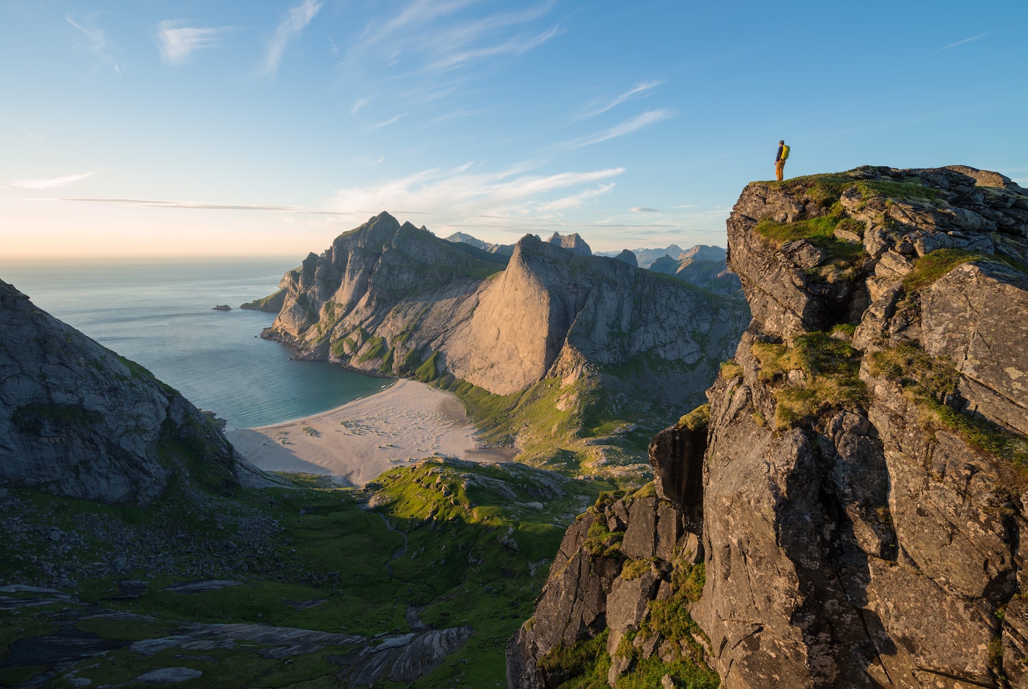 Kurz vor der Küste Nordnorwegens im Polarkreis liegt eine legendäre Inselgruppe: die Lofoten. Ihre Schönheit, die sie einer Kombination aus tiefen Fjorden, windgepeitschten Stränden, zerklüfteten Gipfeln und postkartenverdächtigen Fischerdörfchen verdankt, wird schon lange in der Kunst und Literatur. Dieser Weg nennt sich Lofoten-Durchquerung und führt mitten durch das Herz der Inselkette. Liest mehr in Wanderlust Skandinavien.
