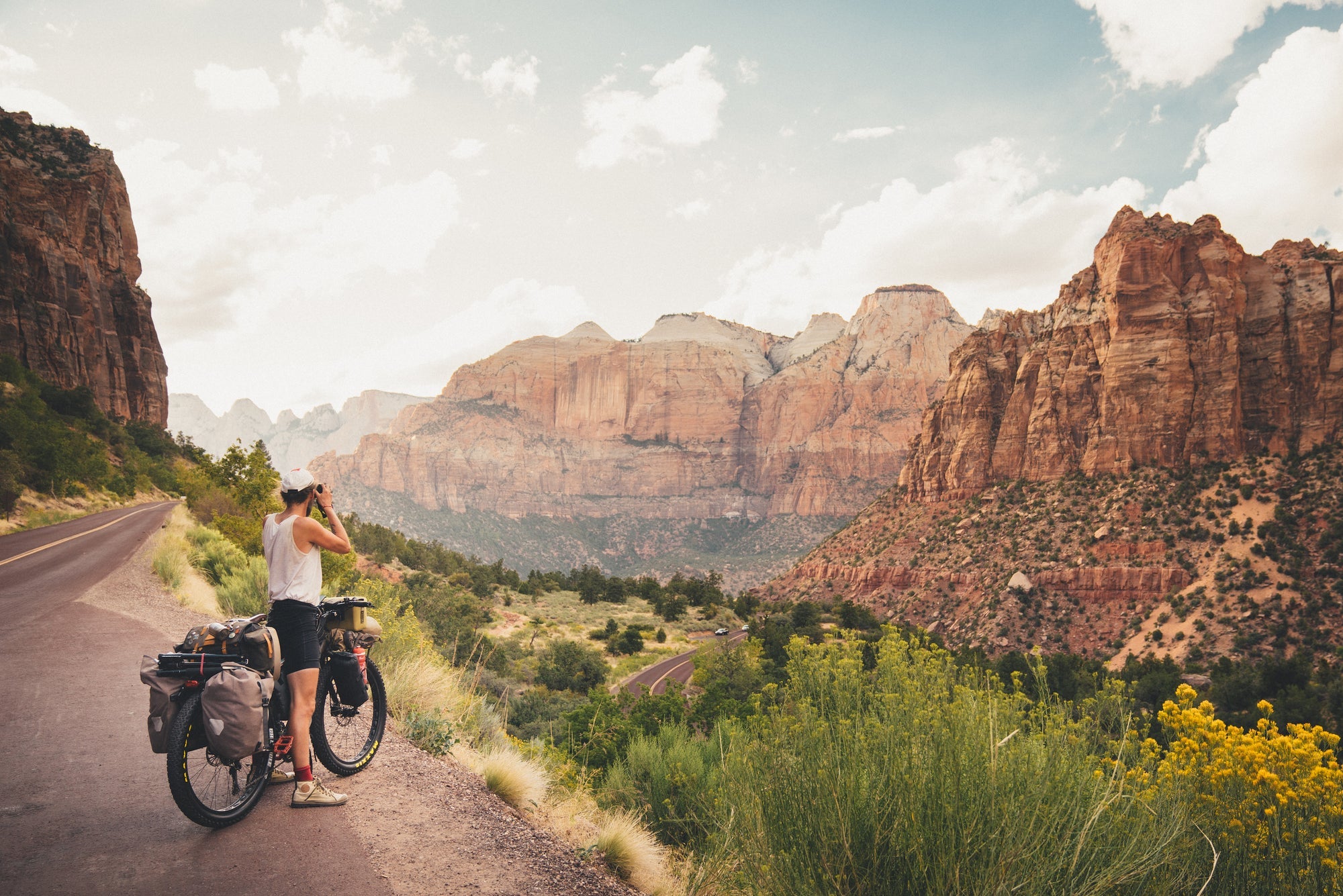 "Wenn der Weg schön ist, reise langsam, sei eine Schildkröte, sei eine Schnecke oder besser noch: Höre auf zu reisen, lebe den Weg voll und ganz." sagt Mehmet Murat Ildan in Two Years on a Bike 