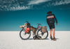 Letzter Tag auf dem Salar de Uyuni. Für Fahrräder sind Salzseen das Schlimmste. Wenn du das Salz nicht sofort beseitigst, rosten viele Teile. Entdeckt mehr in Two Years On a Bike von Martijn Doolaard und gestalten.