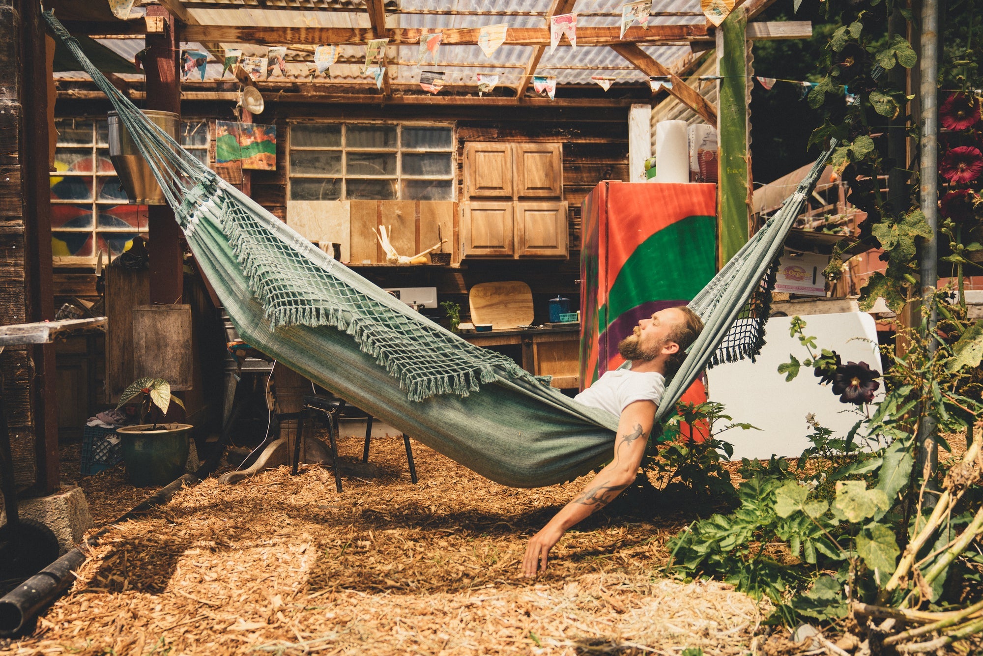 Martijn Doolaard dans un hamac durant son voyage qu'il raconte dans Deux ans à vélo.