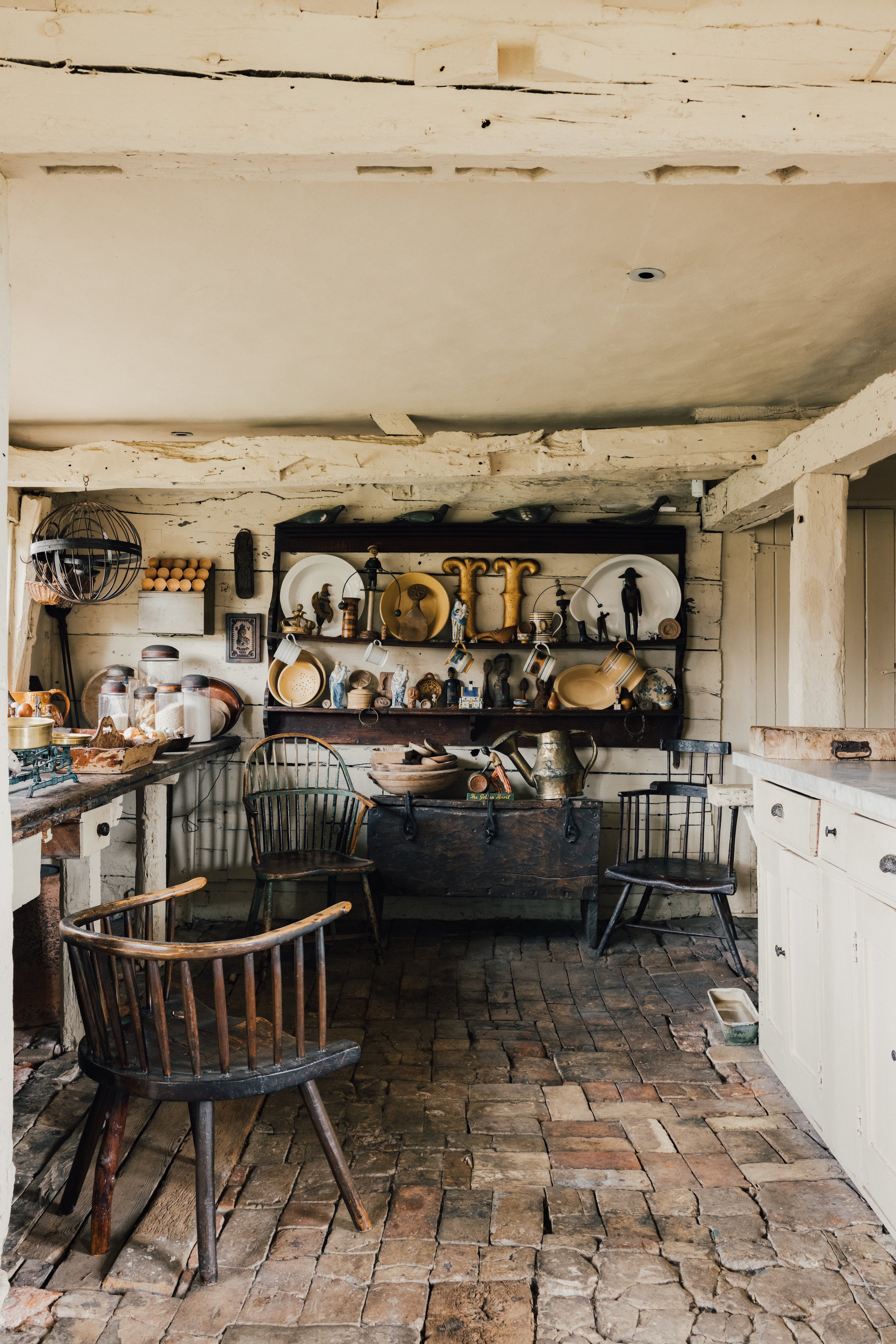 Inigo is an estate agency in London celebrating classical and decorative design, while offering access —both real and  vicarious—to the joys of country life. Learn more about it in Country and Cozy by gestalten.