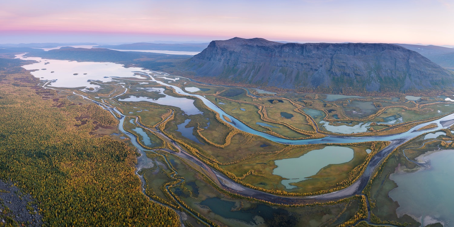 Ende des 19. Jahrhunderts heckte der schwedische Wanderverein Svenska Touristföreningen einen Plan für einen Fernwander-weg durch die Berge Lapplands aus. Die Idee bestand darin, das Beste des wilden Nordens auf einem Wanderpfad zu präsentieren, der als Kungsleden („Königsweg“) bekannt werden sollte. In den Folgejahrzehnten nahm der Traum langsam Gestalt an, und seit seiner Fertigstellung im Jahr 1975 zieht der Kungsleden nicht nur Outdoorfans aus Schweden, sondern auch Wanderer aus der ganzen Welt an. 