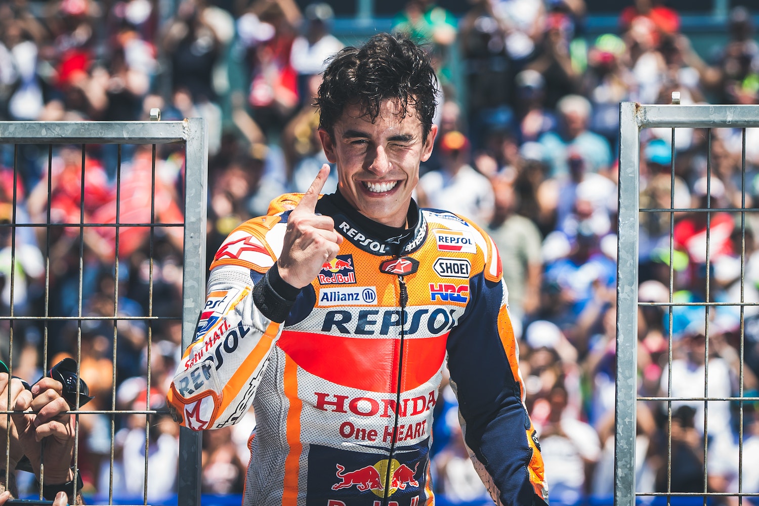 Celebración después de una de las victorias más espectaculares de su carrera. Marc Marquez se despide de la Moto2 como campeón del mundo: Valencia, 2012.