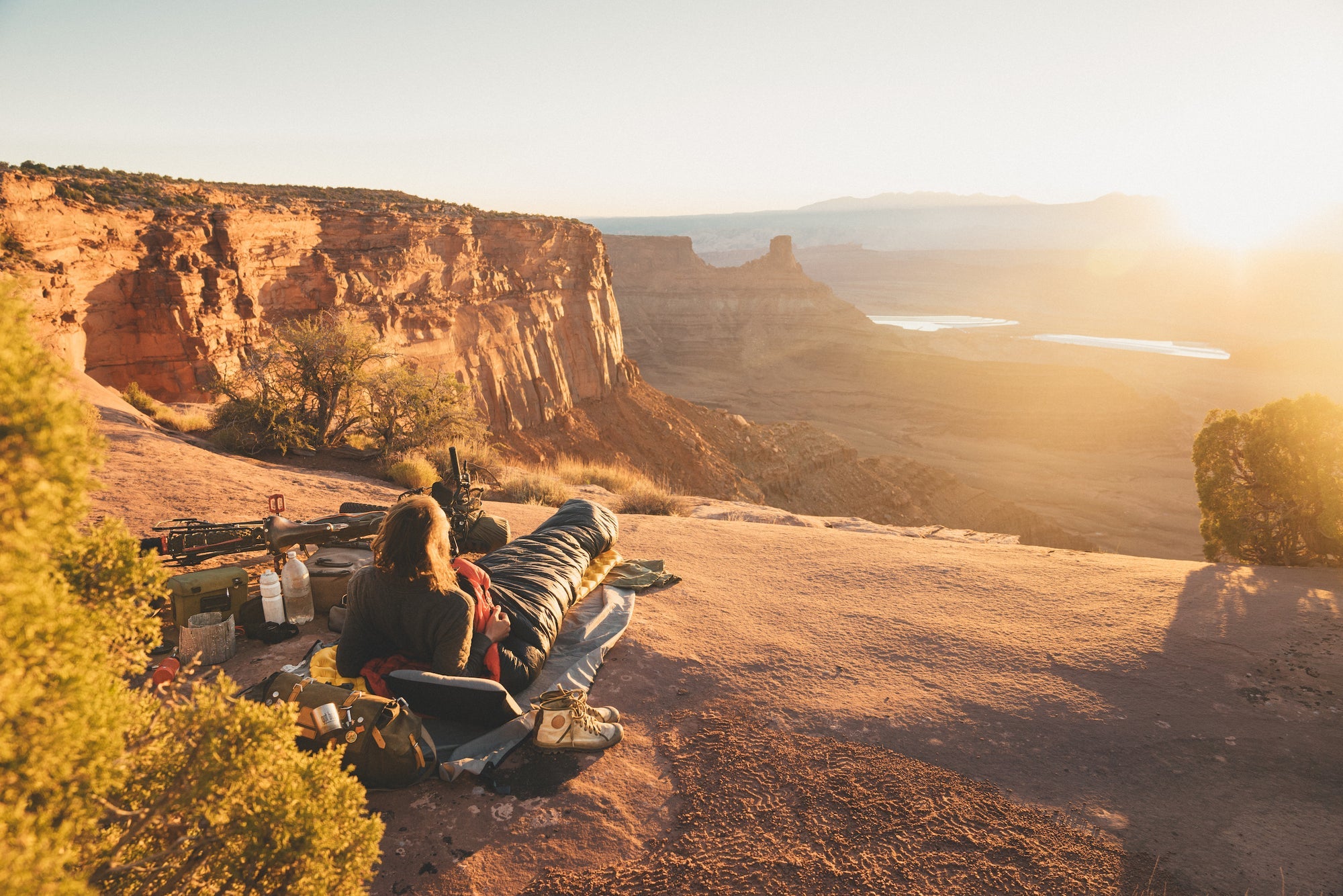 Martijn Doolaard devant un coucher de soleil lors de son voyage à vélo.  Dans Deux ans à vélo, il traverse les Amériques dans un voyage unique.