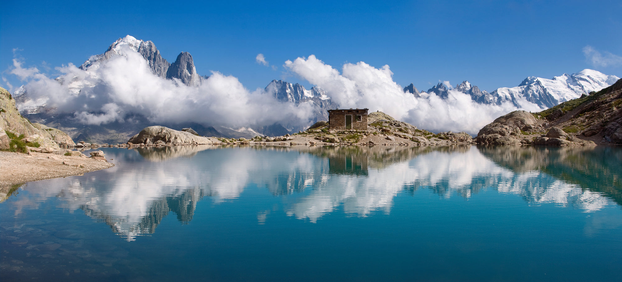 Wandertouren in den Aiguilles Rouges eröffnen Wanderern bestmögliche Aussichten auf den Mont Blanc ganz ohne Gefahr für Leib und Leben.