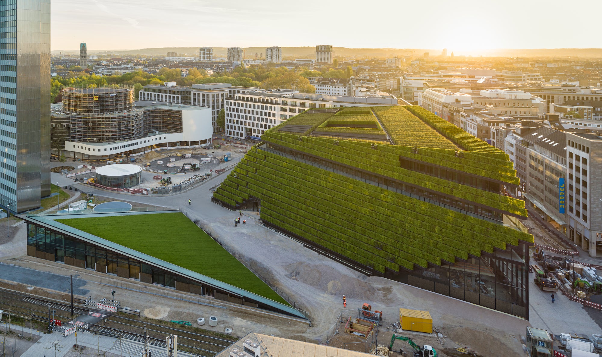 The hedges produce new, light-green leaves in spring, darkening to rich green and golden brown later in the year— transforming the exterior with the seasons. Pioneers of sustainable architecture since 1985, Kö-Bogen II reinforces Ingenhoven Architects’ position at the forefront of the green building movement.